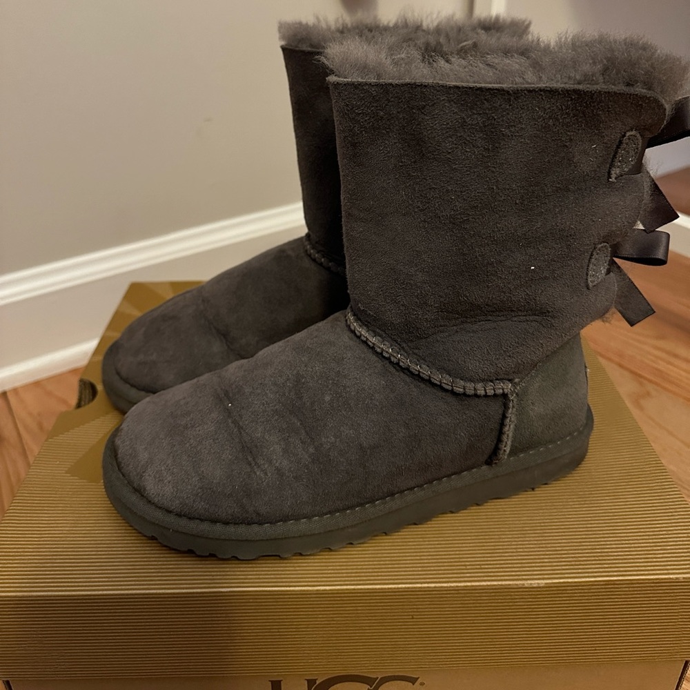 Grey UGGS with bows in the back